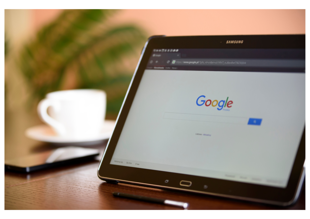 Tablet em uma mesa de escritório exibindo a página de busca do Google, representando os serviços de marketing digital e SEO da GR Publicidade.